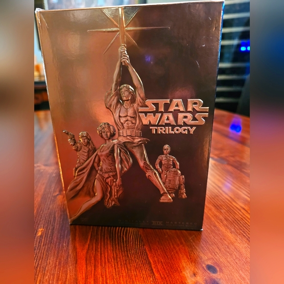 Star Wars Trilogy box set. Very good condition. 4 dvds - Picture 1 of 8